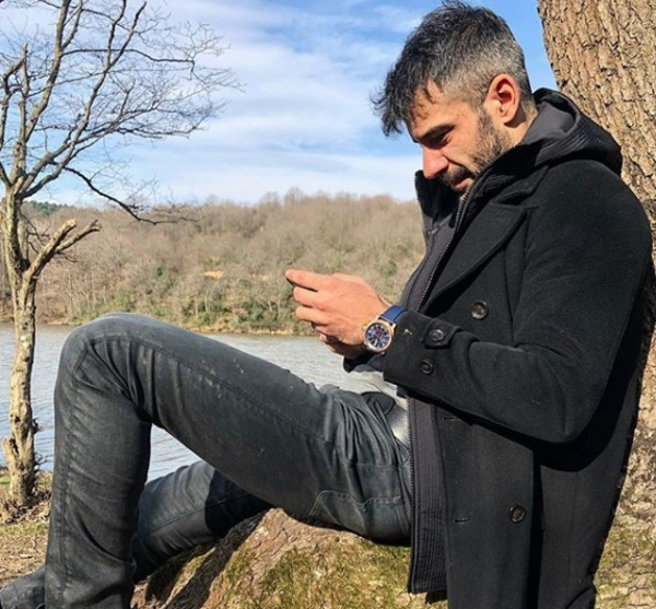 Rzgar Aksoy kimdir?  Rzgar Aksoy, tiyatro, sinema ve dizi oyuncusu, seslendirme sanatsdr. 5 Ocak 1981, stanbul doumlu, Hali niversitesi Konservatuvar Blm mezunudur.  <br>      Adanal dizisi ile 2010 ylnda ilk oyunculuk deneyimini yaayan Rzgar Aksoy, Trkan, Karakol, Annem Uyurken, Ah Neriman ve Yunus Emre Akn Yolculuu dizilerinde rol almtr. Son olarak Show Tv ekranlarnda yaynlanan Yz Yze dizisinin kadrosunda yer alm ve Ender karakterini canlandrmtr.