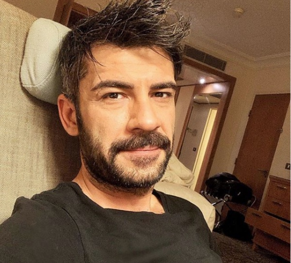 Barollerinde Burak zivit ve Neslihan Atagl'n bulunduu Kara Sevda dizisiyle adn duyurmay baaran Rzgar Aksoy, Bir Zamanlar ukurova dizisine dahil oldu. Aksoy, dizide Hnkar'n yurtdndan gelen yakkl, uar yeeni Ercment karakterine hayat verecek. nl oyuncunun dizide imdilik 4 blm oynamas kararlatrld.