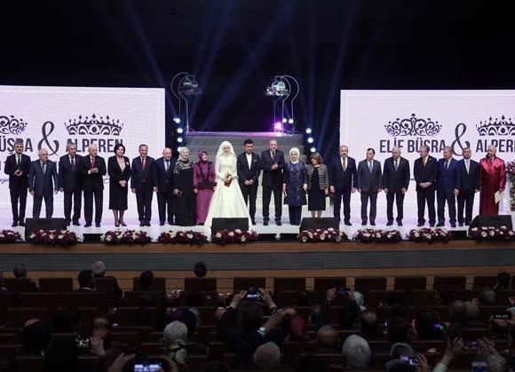 Alperen Bozda ve Elif Bra uolu'nun ATO Congresium'da dzenlenen  nikah trenine, Cumhurbakan Erdoan, ei Emine Erdoan'la geldi.