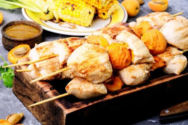 Hindi eti, besini mevcut enerjiye dntrmeyi kolaylatran vitaminler ve mineraller asndan son derece zengindir. Zihni glendiren, ayrca sinir sistemi ilevleri asndan nemli olan niasin (B3 vitamini), baklk sisteminin sal iin gerekli olan B6 vitamini iermektedir.