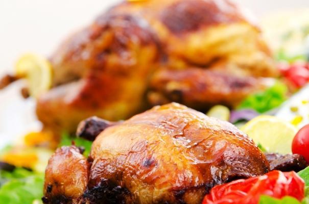 Bir porsiyon hindi eti gnlk tavsiye edilen folik asit( B9)  ihtiyacn byk oranda karlayabilmektedir. Hamileler iin ok nemlidir ve anne karnndaki bebekleri doum sakatlklarna kar korumaktadr. Yine bir porsiyon hindi eti kiilerin gnlk B12 ihtiyacn karlayabilmektedir.