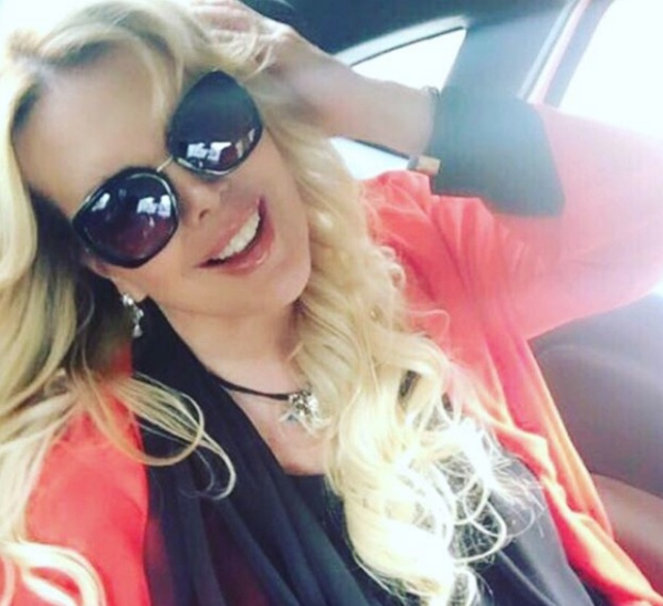 Sabah'n haberine gre Harika Avc'nn eski ofr, nl isimle grmek ister ancak olumsuz cevap alr. Bunun ardndan tehdit mesajlar gndermeye balayan ofr Emre E., arkadalaryla birlikte nl arkcnn evine gider.