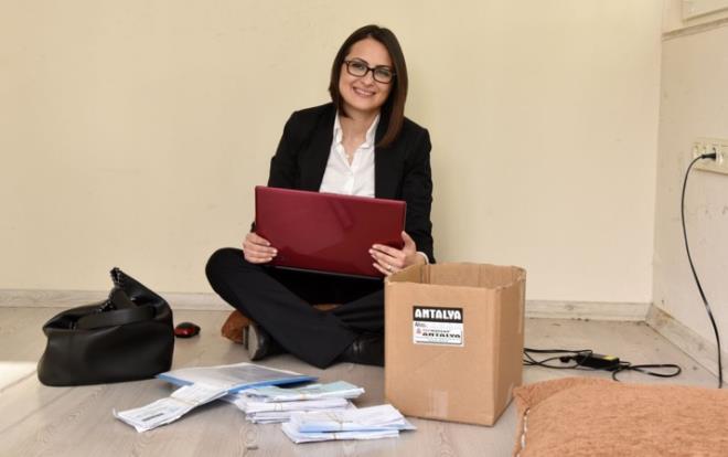 ANTALYA'nn Konyaalt ilesi Ulu Mahallesi'nin yeni muhtar Hlya Bozkurt, mazbatasn aldktan sonra muhtarlk binasna gidince ok yaad.