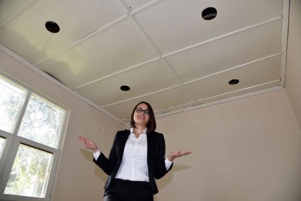 Belediye eyalar karlayacak:   <br>Konuyu Konyaalt Belediyesi'ne aktardklarn szlerine ekleyen Hlya Bozkurt, "Konyaalt Belediyesi saolsun, burann dzenlemesini yapacak. Ama dzenleme yaplana kadar, dediim gibi vatandaa hizmet iin geldik. Ben kendi nlemimi aldm. Bir koliye braklm tebligatlar dzene koyuyorum. Gelen vatandalara yardmc olmaya alyorum" dedi.