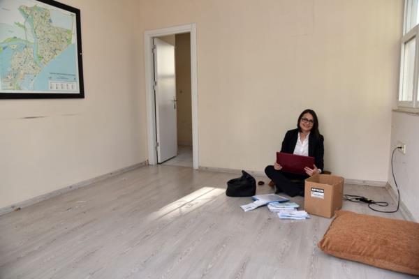 Kapy ap ieri girdiinde bombo bir binayla karlatn anlatan Bozkurt, u ifadeleri kulland: "eride hibir eya yoktu. Bombotu. Ama sonuta vatandan ileminin yarm kalmamas gerekiyordu. Vatandalar tebligat soruyordu ben de kendimce nlem aldm. Evimden yer minderimi getirdim, orada oturarak almaya baladm. Gelen vatandalara byle yardmc olmaya alyorum"