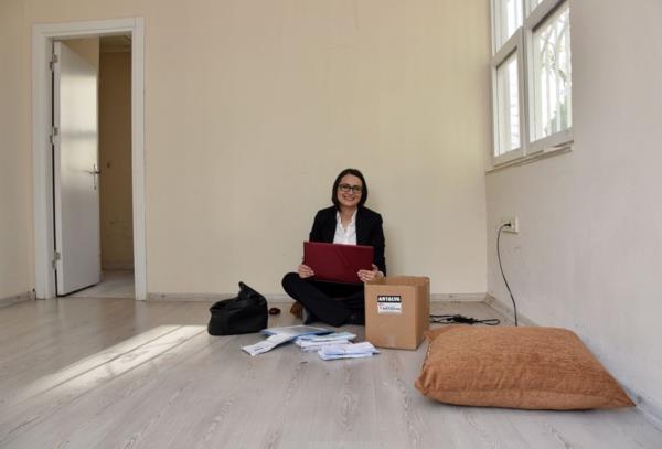 Muhtarlk byle braklr m? <br>Mahalle sakinlerinden Nilgn Akay, muhtar Bozkurt'un karlat bu durumu eletirerek, "Bu hi ho deil. Gerekten ok zldm. Muhtarlk byle braklr m? Evraklar yerde, ierde bir ey yok. Biz arkadamla yeni muhtarma hayrl olsun diye uramtk ama hayal krklna uradk. Ne diyebilirim ki baka" ifadelerini kulland.