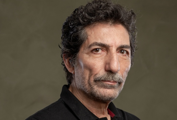 Sevilen oyuncu Mustafa Uurlu kimdir?  <br>  Ahmet Uurlu'nun kardei  Trk tiyatro ve sinema oyuncusu Mustafa Uurlu,  25 Kasm 1955 ylnda dodu. lk olarak, 1993 ylnda Turgut zakman&#8216;n senaryosunu yazd Rza Beyler adl dizi ile ekran karsna kt.  <br>      Mustafa Uurlu, 1997 ylnda senaryosunu Mustafa Altoklar ve Metin Kaan&#8216;n yazd ve ynetmenliini Mustafa Altoklar&#8216;n yapt&#8220;Ar Roman&#8221; adl sinema filminde oynad. 1999 yl Mustafa Altoklar yapm &#8220;Asansr&#8221; filminde Mustafa Uurlu, Arzu Yanarda ile barol paylat.  <br>      2015 ylnda TRT1&#8216;de yaynlanan &#8220;Milat&#8221; dizide stihbarata Kar Koyma Bakanl&#8217;nn bandaki Mstear Yardmcs roln Demir Karahan oynarken, Mustafa Uurlu kt adam karakteri Asaf Demirci&#8217;yi canlandrd.  <br>      2016 ylnda barollerinde aatay Ulusoy ve Aras Bulut ynemli'nin yer ald erde dizisindeki rolyle olduka beenildi. Usta oyuncu son olarak arpma dizisinde Selim karakterini canlandrd.