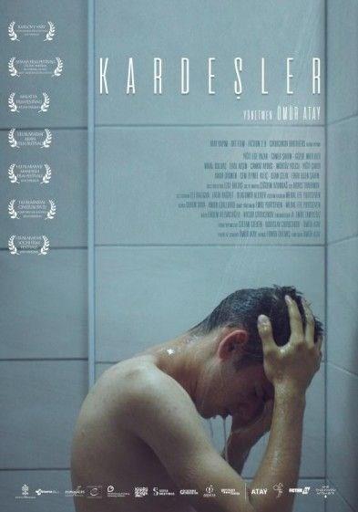 Kardeler  <br>  Uzun bir festival yolculuunun ardndan sonunda vizyona giriyor &#8220;Kardeler&#8221;. Adana Film Festivali jrisinin ayrmaya kyamad ve filmin barol oyuncular Yiit Ege Yazar ve Caner ahin&#8217;e en iyi erkek oyuncu dln verdii filmin yazan ve yneten mr Atay. Uzun zamandr hayalini kurduu bamsz bir filmde oynama hayalini gerekletiren Gzde Mutluer de filmde Yasemin karakterine hayat veriyor. Bir namus cinayeti sonucunda hapse den Yusuf&#8217;un eve dndkten sonra kardei Ramazan&#8217;la yaad uzak, ykk dkk, konuulmayan ilikisinin yaratt dram anlatan filmi illa ki izleyin.