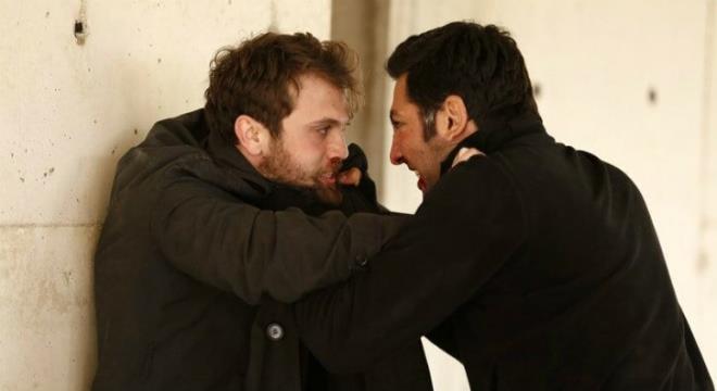 Yama, onu kimin ldrdn aryor? Yeni blm fragmannda kendisi de su dolu fanusa giren Yama, Sena&#8217;nn neler yaadn hissetmek istiyor. Tam da bu srada bir el beliriyor ve Fanusun otomatik kapan cep telefonu ile kapatyor.  <br>    Yama da m fanus da boularak diziye veda edecek. zleyiciler bu soruyu sorarken, Aras Bulut ynemli&#8217;nin oyunculuuna da deinmeden edemiyor.  <br>  61. blmden ilk grntleri instagram hesabndan yaynlayan Aras Bulut ynemli, ok sayda beeni ve iltifat yorumlar ald.