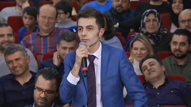 Ali Sunal, nceki akam yaynlanan blmnde oyun ncesi seyircilere ynelerek soru sordu. Soru zerine mikrofonu eline alan seyirci, "Gldr Gldr Show'a ilk defa katldm ve memnun kaldm. Televizyon izleme alkanlm pek yok., ak szl olaym." eklinde konutu.