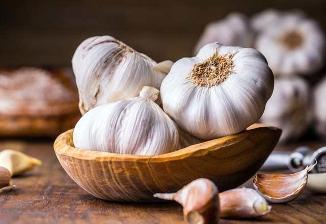 Yaplan tm deneyler ve aratrmalar sonucunda i sarmsak tketmenin Parkinson ve Alzheimer hastaln ve hafza kaybn nledii ortaya kt.    Abdli bilim insanlar bileiin barsakta tirilyonlarca mikroorganizmay onardn ortaya kardlar.