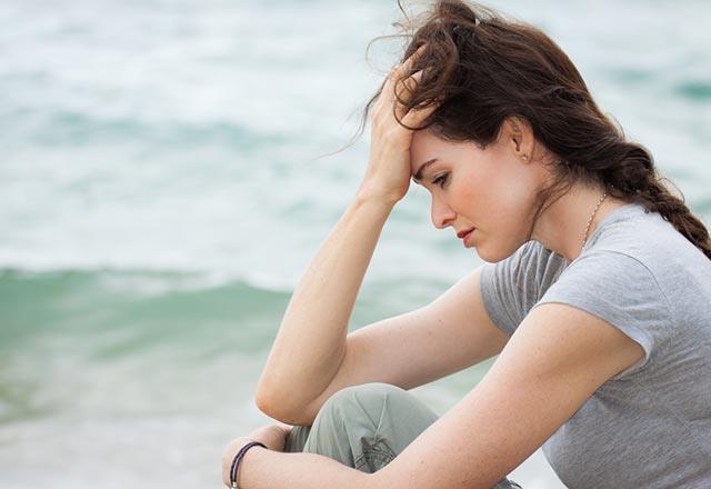 Karar verirken duygularnz dikkate aln <br>    Daha iyi kararlar vermek iin hislerinize de yer brakn. ou durumda duygular dikkat datc rol oynarlar ama hangi yolu tercih etmeniz gerektiini bilmediinizde size yardmc da olabilirler. Ayrca kzgn, endieli veya stresli hissederken yanl karar verme ihtimaliniz artar. Bu nedenle duygularnz sizi glgeleyebilirler. fke sizi dnmeden hareket eden ve risk alan birine dntrebilir.