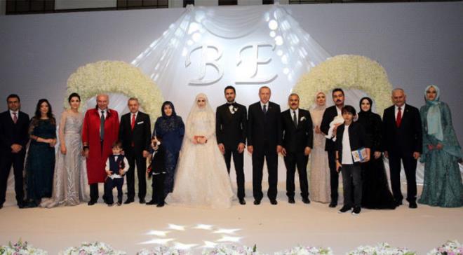 Erdoan&#8217;n her iki trende de nikah ahitlii yapt renildi. Erdoan, daha sonra tekrar Kskl&#8217;daki konutuna geti.    Her iki tren de AK Parti'nin Twitter hesabndan paylald.