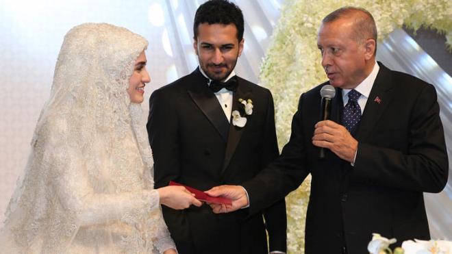 CUMHURBAKANI Recep Tayyip Erdoan, bu akam stanbul&#8217;da iki nikaha katld.    Cumhurbakan Erdoan akam saatlerinde Kskl&#8217;daki konutundan karak ili Bomonti&#8217;de bulunan bir otele geldi.    Erdoan, Dirili Erturul dizi oyuncusu Celal Al&#8217;n nikah trenine katld.