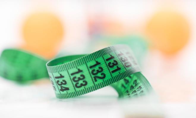 Kendi kendine diyet yapmaya almak: Diyet yaplmadan nce mutlaka bir dahiliye uzmanndan yardm alnmal ve kan tetkikleri yaptrlmaldr. Bu tetkikler akabinde bir beslenme ve diyet uzmanna bavurulmaldr. Herhangi bir uzman kontrolne girmeden baarl olma oran olduka dktr. Nasl ki arabalarn bakmlar dzenli yaptrlyorsa, kiiler de zayflama konusuna bu titizlikle yaklamaldr.