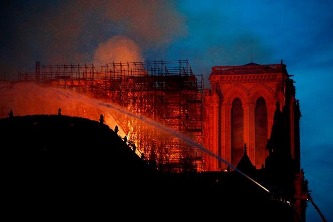 ABD Bakan Donald Trump, sosyal medya hesabndan yapt aklamada, "Notre Dame Katedrali'ndeki yangn izlemek ok korkun" dedi.