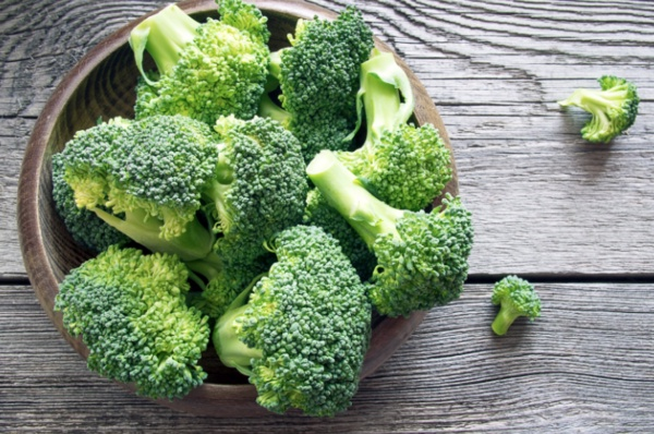 Ispanak, domates, msr ve biberle birlikte salatanza brokoli ekleyin. Bu sebze mineral ve lif kaynadr.