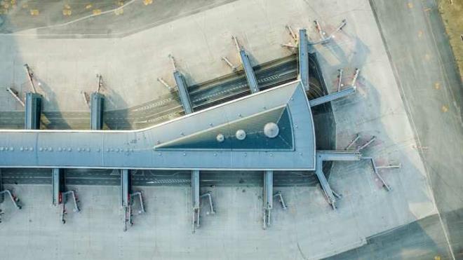 Planland gibi genilemeler yaplrsa yolcularn says nmzdeki on yl iinde hi azalma gstermeden 200 milyona kadar kabilir. te o zaman Trkiye Cumhuriyeti, dnyann en byk havalimann iletecei iin gerekten vnebilir. Yap, Erdoan&#8217;n yllardr izledii iddial bir kalknma plannn bir paras ve bu havaliman, Trk Hava Yollarnn hzl geliimi ile beraber bymeye devam ediyor. Bu ikisi birlikte blge genelinin ekonomik kalknmasn salayacak&#8221; ifadelerine yer verildi.