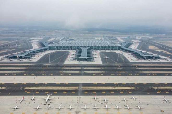 Bina gerekten vgy hak eden st dzey artlar sunuyor, yolcu salonu devasa, her ey prl prl parlyor. Be yldan daha ksa bir rekor srede bitirilen havaliman 10,25 milyar avroya mal oldu. Havaliman eskisinden 20 milyon fazla, yllk 90 milyon yolcuya hizmet verebilecek.