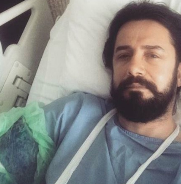 "Canlar biraz bilgi kirlilii olmu galiba. Sabahtan bu yana hadiseyi duyup arayan arkadalarmdan bunu anlyorum. Dn bir kaza geirdim canlar. Maalesef attan derek kolumu ve belimdeki kk bir kemii krdm. u anda durumum ok iyi. Hastanedeyim, sal gn ameliyat olacam.