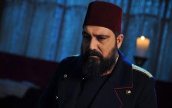 TRT ekranlarnn Cuma gnleri en ok izlenen yapm olan Payitaht Abdlhamid setinde attan den nl oyuncu salk durumu hakknda aklama yaparak dua istedi.    3. sezonuyla ekranlara gelen Payitaht Abdlhamid dizisinde korkun bir kaza yaand. Dizinin sevilen oyuncularndan olan Cem Uan, ata bindii bir sahnenin ekimleri srasnda attan derek apar topar hastaneye kaldrld. Sosyal medya hesabndan aklama yapan Uan, belinin krldn syledi.