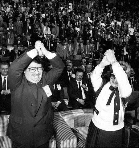 13 Nisan 1985'de ANAP'n Byk Kongresi, Atatrk Spor Salonu'nda yapld. zal ve ei Semra zal, kongrede delegeleri selamd.