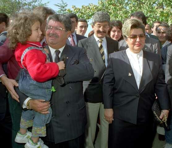 20 Ekim 1991'de Cumhurbakan zal ve ei Semra zal, erken seim dolaysyla oy kullanmak zere okula geldi. zal bir kz ocuunu kucana alarak sevdi