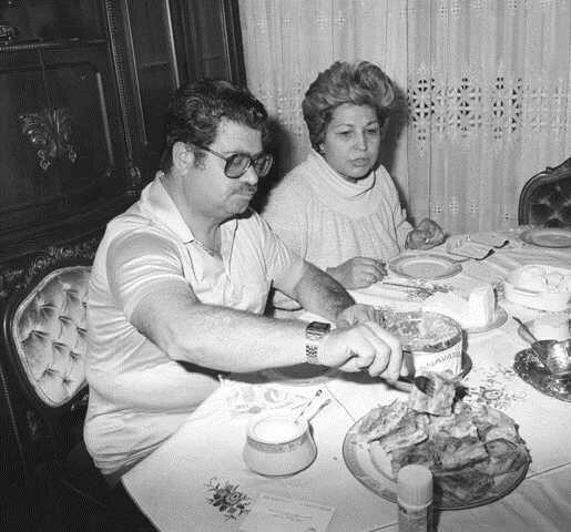 6 Kasm 1983'de seimleri kazanan ANAP Genel Bakan Turgut zal, ei Semra zal ile sabah kahvalts yapt.