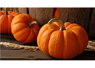 Yine bal kabanda bolca bulunan lutein ve zeaksantin; sar nokta hastal ve katarakt geliimini azaltmakla beraber yksek enerjili dalga boylarn filtreleyerek gzmz zararl nlara kar korumaya yardmc olan gl karotenoidler ve antioksidanlardr. Bu antioksidanlar ve A vitamini, alacakaranlkta gzmzn a uyumuna katkda bulunarak gr kabiliyetimizi iyiletirir. erdii zengin mineraller ve vitaminler ile baklk sistemimizi destekleyen bal kabann bu sayede gz enfeksiyonlar geliiminde ve gz alerjisinde koruyucu bir rol ald da dnlr.