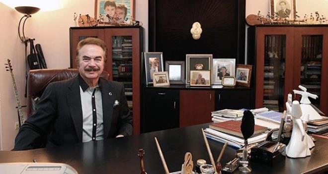 STENT TAKILDI  <br>  Anjiyo ilemi gerekletirilen Orhan Gencebay'n tkanan iki damarna stent takld. Operasyon sonras youn bakmda bir sre mahade altnda tutulaca belirtilen Gencebay'n salk durumunun iyi olduu belirtildi.