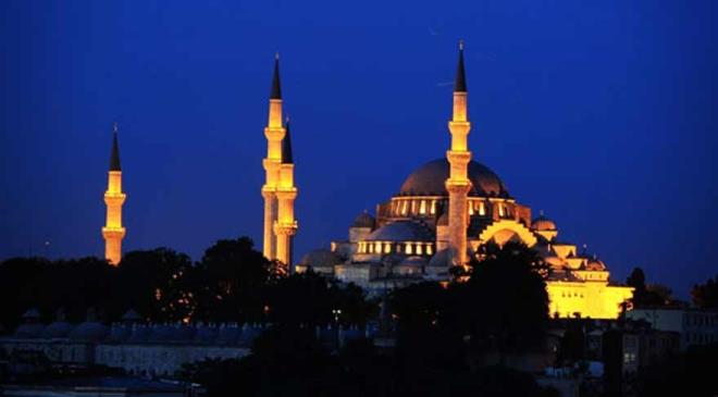 "Kurum yneticileri tarafndan gerekli tedbirlerin alnarak hizmetlerin aksatlmamas, zorunlu hizmetlerin yrtlmesi iin asgari seviyede personel bulundurulmas kaydyla, kamu kurum ve kurulularndaki btn alanlarn 3 Haziran 2019 Pazartesi gn yarm gn ve 7 Haziran 2019 Cuma gn tam gn idari izinli saylmalar Sayn Cumhurbakanmzca uygun grlmtr."     dari izin sresince grevli olanlara herhangi bir fazla demede bulunulmayaca ancak kullanlmayan idari izinlerin, idarenin uygun grd zamanlarda kullandrlabilecei kaydedildi.