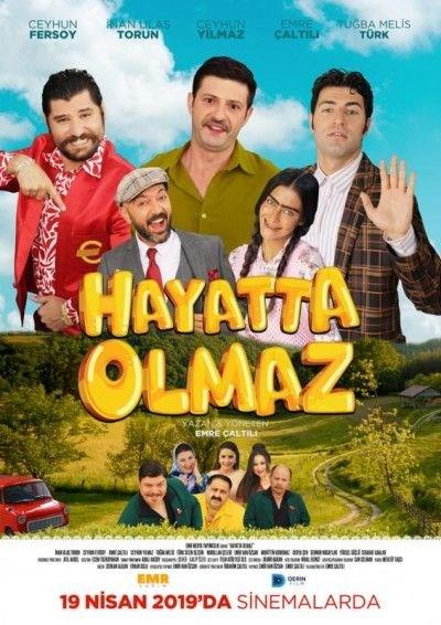 Hayatta Olmaz<br>    Hayatta olmaz dediiniz her eyin olduunu dnn! Emre altl&#8217;nn ynettii filmin ilgin bir konusu var. En azndan son dnem yerli komedilerde grmeye alk olmadmz bir hikaye. Gsteri budalas Emin, tekinsiz Arif ve saf Hayrani&#8217;nin macerasnda barolleri Ula Torun, Ceyhun Fersoy, Emre altl ve Ceyhun Ylmaz paylayor.