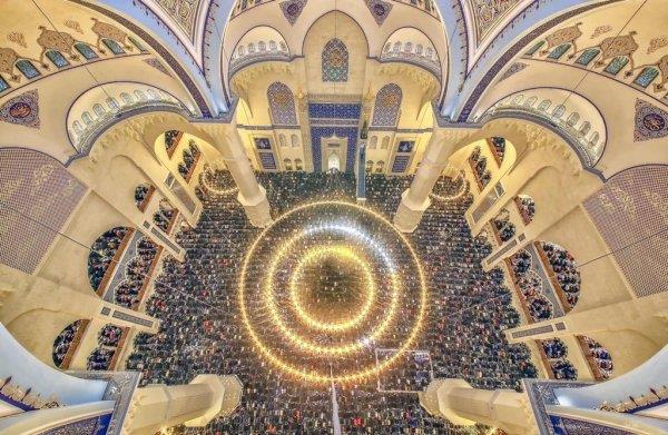 Kandil dolaysyla erkek, kadn, gen, yal binlerce kii, zel programlar dzenlenen camilerde saf tuttu. Namaz klan vatandalar, dua etti.