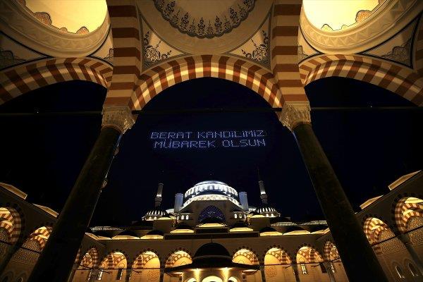 Byk amlca Camii'ndeki programa, Diyanet leri Bakan Ali Erba da katld.