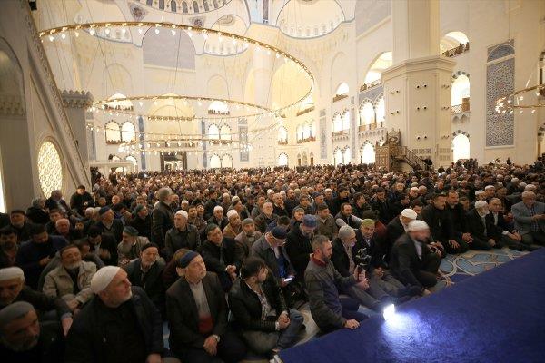 stanbul'da vatandalar, Berat Kandili dolaysyla Byk amlca Camii, Eyp Sultan, Fatih, Sultanahmet ve Sleymaniye bata olmak zere camilerde dzenlenen programlara youn ilgi gsterdi.