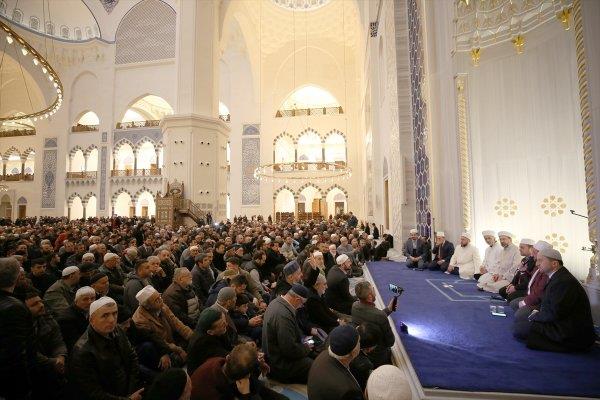 Eyp Sultan Camii'nde ise stanbul Mftl'nce program dzenlendi. Programda Kur'an- Kerim tilaveti gerekletirildi, ilahiler ve Mevlid-i erif okundu.