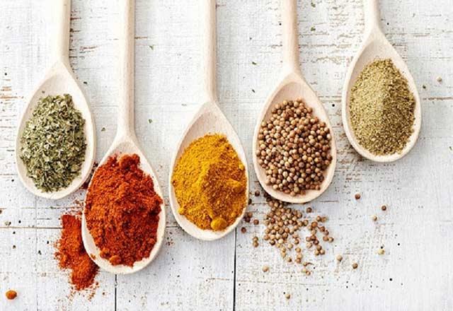 Paketlenmi et rnleri tuz ierir: Paketlenmi et rnlerini tketmekten kann. nk et, tavuk, hindi ve balk doal olarak sodyum ierirler. Ancak fabrikada paketleme srasnda raf mrn uzatmak iin ekstra tuz eklemesi de yaplabildiini unutmayn.   <br>   Tuz yerine baharatla tatlandrn: Piirdiiniz tencere yemeklerinizi tuz yerine kimyon, zencefil, karabiber, krmz biber, biberiye veya kekik gibi aroma verici baharatlar ile lezzetlendirin.