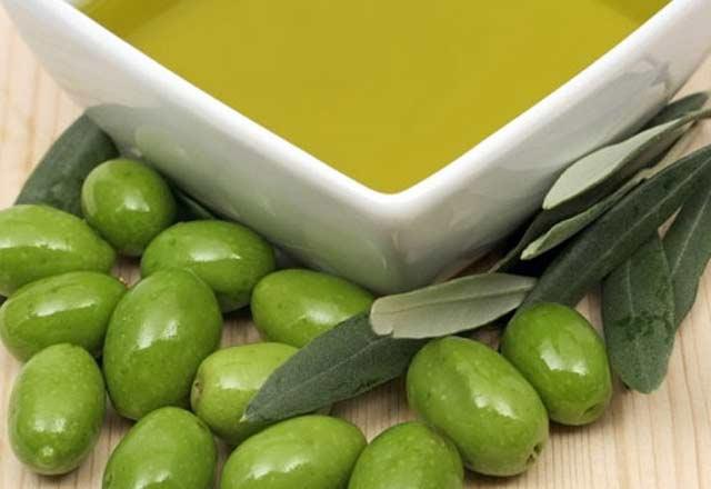 Zeytini suda bekletin: Kahvalt sofralarnn vazgeilmezi zeytin, tuz oran yksek yiyeceklerin banda yer alyor. Bu sebeple tuz miktarn azaltmak iin tketmeden 1 gece nceden zeytini suda slatp bekletin.
