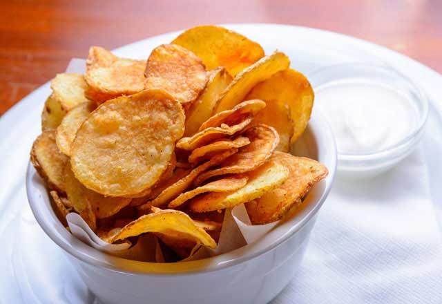 Attrmalk iin ev yapm cips: Cips ve erez gibi tuzlu attrmalklar yerine yal tohumlar (fndk, yer fst, i badem, ceviz vb) tketebilirsiniz. Hazr, tuzlu cipslerin yerine evde patatesi baharatlayp frnlayarak kendinize lezzetli cipsler yapabilirsiniz.