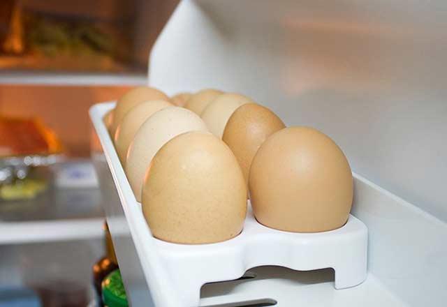 Yumurtalarn sat tarihine veya son kullanma tarihine kadar tketebileceiniz gerei son derece aktr. Bu durumda yumurtalarn yenilebilirliini denemeden herhangi bir yiyeceinize katmamalsnz.