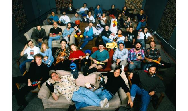 nk Jobs, bu dnemde Pixar Animasyon Stdyosu&#8217;nu kurmu ve film tarihini deitiren Oyuncak Hikayesi (Toy Story) filmini yapmt. lk uzun metrajl bilgisayar-animasyon filmi olan Oyuncak Hikayesi&#8217;nin yakalad baar Jobs&#8217;un kllerinden domasna yol amt.