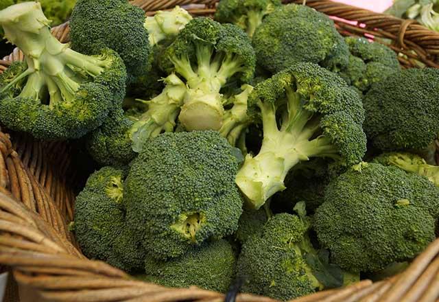 Kilo vermek isteyenlerin favori yiyecekleri arasnda yer alan brokoli yalnzca 31 kaloriye sahiptir. A, C, E ve K vitaminlerinin dnda gnlk lif ihtiyacnzn %20&#8217;sini rahatlkla karlayarak sindirim sisteminizi dzenlemeye yardmc olur.