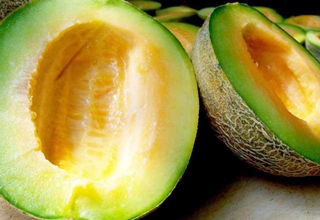 Diyetinizi bozmadan tatl ihtiyacnz gidermek istiyorsanz kavun bunun iin en iyi seenek. A ve C vitamin asndan zengin olan kavun bir porsiyonda yalnzca 55 kalori ieriyor.