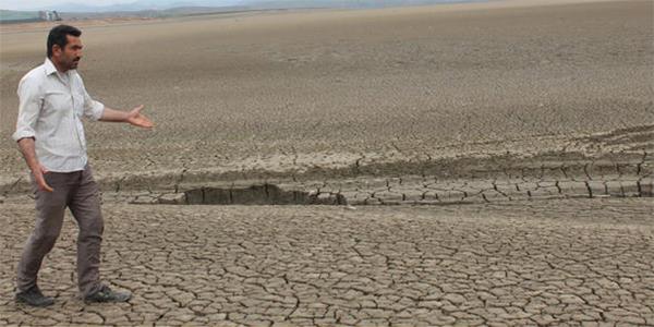 Trkiye&#8217;nin nemli barajlarndan olan Keban Baraj&#8217;n besleyen Murat Nehri'nin bir kolu, 5 yl nce bugn sularn ekilmesiyle kurumaya yz tutmutu.