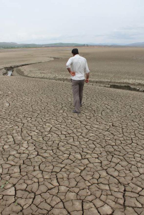 HA muhabirleri nehri 5 yl sonra ayn gn ayn yerde tekrar grntledi. 5 yl nce kuraklk nedeniyle atlaklar oluan nehir blge genelinde etkili olan kar ve yamurla birlikte su ile dolarken, evresi ise yeil renge brnd.