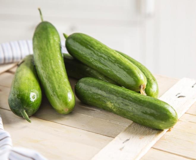 SALATALIK  <br>  Salatalk yzde 96 oranda sv iermektedir. En yksek sv oranna sahip olan bu besinden gnde iki tane tketerek vcudun gnlk ihtiyac oaln svnn yzde 40'n karlar. Ayn zamanda salatalk C,K ve B vitaminleri bakmndan zengindir.