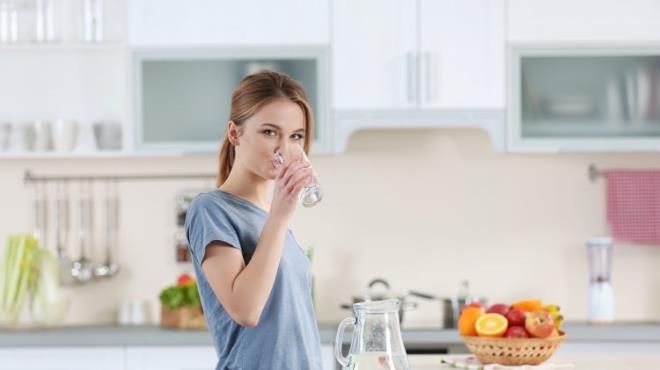 Salkl bir vcudun temel ihtiyalarndan biri svdr. Gnlk 2,5 litrelik su ierek vcudun ihtiyac olan sv karlam olursunuz. Ancak uzmanlar vcudun sv orann sadece su ile deil ayn zamanda baz besinlerle karlanmas gerektiini vurguluyor. Peki vcudumuzun sv ihtiyacn gideren besinler nelerdir? Karpuz, salatalk, gbek marul gibi besinlerin vcudumuza saladklar inanlmaz faydalar sizler iin derledik.