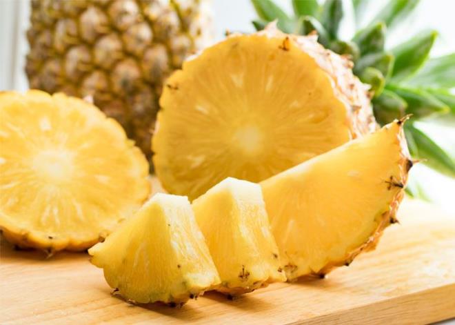 ANANAS  <br>  Anananasn ierisinde yzde 87 oranda sv bulunmaktadr. Bu sv ierisinde bromelain maddesi bulunur. Bu madde vcuttaki hcreleri yeniler. Yani ananas hem sv orann karlar hemde vcudu genletirir.