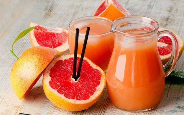 GREYFURT<br>    Yaplan araatrmalarda yemeklerden nce tketilen bir bardak greyfurt suyunun hem kilo vermeyi kolaylatrd hemse su imek istemeyenler iin ideal bir ieek olduunu ortaya karlmtr. Ancak kronik rahatszl olan ve ila kullanan kiilerin greyfurt tketmeden uzmanlarna danmalar gerekir. Greyfurt ilalarla tketildiinde ieridii yksek sv nedeniyle olumsuz sonularda verebilir.