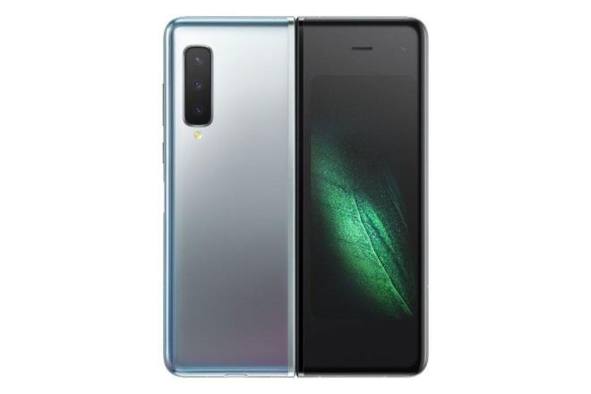 irketten yaplan aklamada "Geri bildirimleri tam deerlendirmek ve daha fazla deneme yapmak zere Galaxy Fold'un piyasaya srmn ertelemeye karar verdik. nmzdeki haftalarda piyasaya k tarihini duyurmay planlyoruz" ifadeleri kullanld.